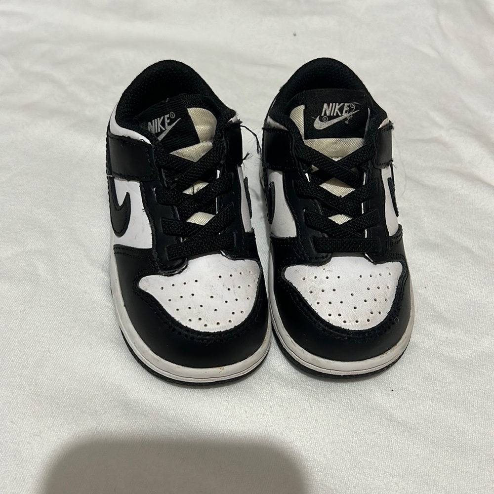 NIKE Dunk Low Panda Sneaker